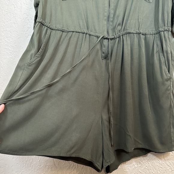 Torrid Sz 1 Green Challis Zip-Front Romper One Piece Cute Flirty Flattering Fun - Picture 8 of 10